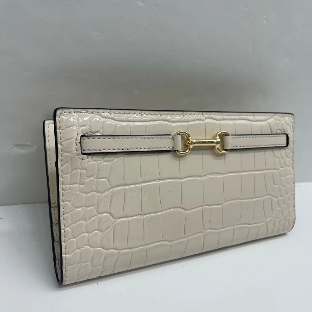 MICHAEL KORS Carson Large Crocodile Embossed Bifold Snap Wallet
Light Cream
NWT - Picture 13 of 16